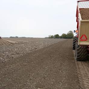 Deze vijf hectare is lichte zavel en redelijk vochtig door capillaire werking uit oude onderstromen, geeft Niels aan. De grondsoort wisselt sterk. Even verderop liggen percelen zware klei.