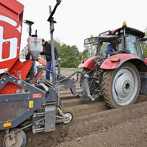 Jurjen van der Velde, oom van Chris, bestuurt de pootcombinatie.