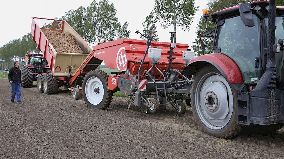 Martin kijkt even mee bij het onder de transportband rijden van de pootmachine. De akkerbouwers zijn met dit perceel ongeveer op de helft van het werk.