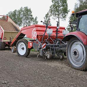 Martin kijkt even mee bij het onder de transportband rijden van de pootmachine. De akkerbouwers zijn met dit perceel ongeveer op de helft van het werk.