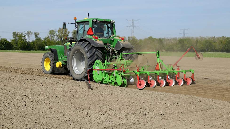 Het set extra wielen voorop de trekker zorgt voor een gelijkmatige drukverdeling, over de volle werkbreedte. Er is zo'n 4,5 hectare te gaan. Gaande het werk werd het perceel wel steeds droger, merkte Lodders.