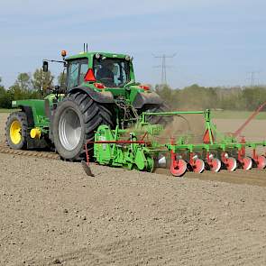 Het set extra wielen voorop de trekker zorgt voor een gelijkmatige drukverdeling, over de volle werkbreedte. Er is zo'n 4,5 hectare te gaan. Gaande het werk werd het perceel wel steeds droger, merkte Lodders.