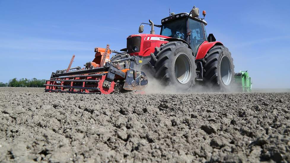 In totaal bewerkte Ton 15 hectare. De grond was hard, maar de trekker heeft voldoende pk's om een beetje werksnelheid te houden.