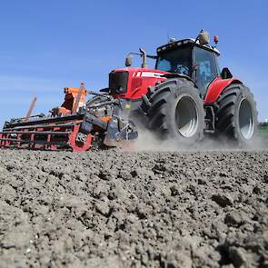 In totaal bewerkte Ton 15 hectare. De grond was hard, maar de trekker heeft voldoende pk's om een beetje werksnelheid te houden.