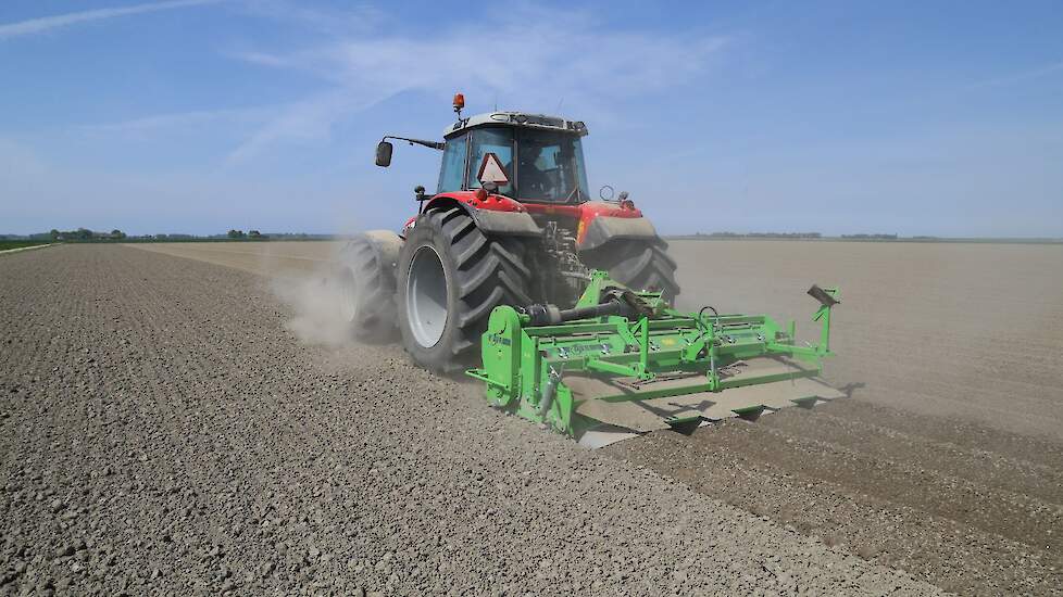 Voor de grondbewerking is er 15 mm water gegeven. Aard werkt met een spuitboom. „Dat verdeelt nauwkeuriger dan een kanon", aldus Ton.