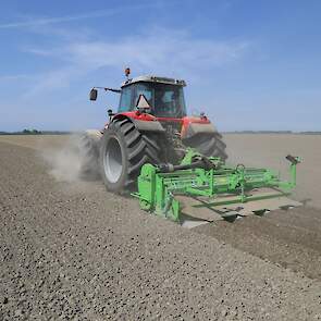 Voor de grondbewerking is er 15 mm water gegeven. Aard werkt met een spuitboom. „Dat verdeelt nauwkeuriger dan een kanon", aldus Ton.