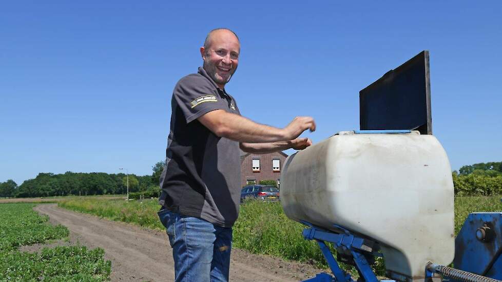 Koen controleert de inhoud van de kunstmestbakken. De gift was volgens teler Piet nodig omdat de de drijfmest die voor het ploegen werd opgebracht achteraf gezien niet de juiste gehaltes had.