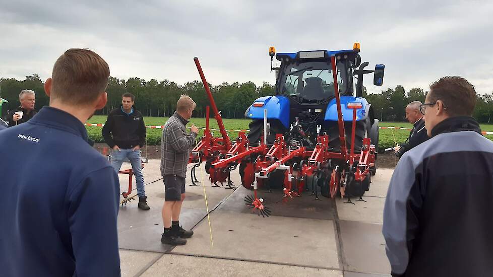 Deze Steketee schoffelbalk was beschikbaar gesteld door dealer Kort Mechanisatie uit Zwiggelte om op de demodag te laten zien. Horsting heeft er niet mee gewerkt. Op een ander bedrijf waar HLB demovelden heeft, in Musselkanaal, is de machine wel ingezet e