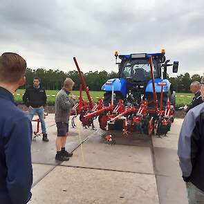 Deze Steketee schoffelbalk was beschikbaar gesteld door dealer Kort Mechanisatie uit Zwiggelte om op de demodag te laten zien. Horsting heeft er niet mee gewerkt. Op een ander bedrijf waar HLB demovelden heeft, in Musselkanaal, is de machine wel ingezet e