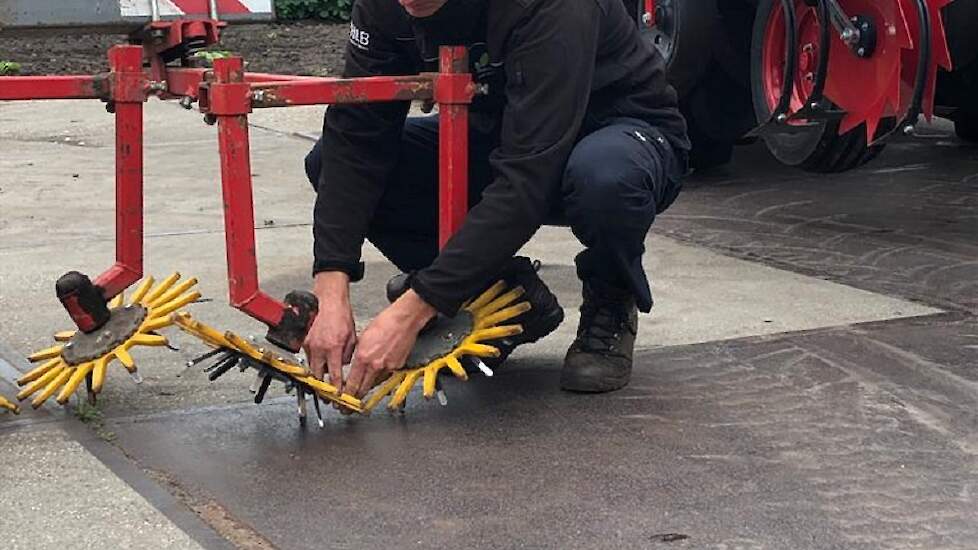 Horsting geeft uitleg bij de vingerwieder. De werking heeft hem verbaasd. „De flexibele vingers pakken het onkruid goed en laten de biet staan.” Ideaal zou volgens hem een combinatie zijn van schoffelen tussen de rijen en vingerwieden in de rij. „Dan pak