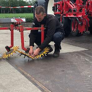 Horsting geeft uitleg bij de vingerwieder. De werking heeft hem verbaasd. „De flexibele vingers pakken het onkruid goed en laten de biet staan.” Ideaal zou volgens hem een combinatie zijn van schoffelen tussen de rijen en vingerwieden in de rij. „Dan pak