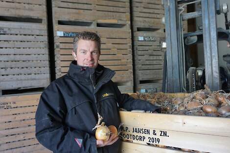 Dirk Jansen is adviseur akkerbouw bij CAV Agrotheek.  Als uienspecialist heeft hij ruim 500 hectare plant-, zilver- en zaaiuien onder zijn hoede, met name in Noord-Holland en de Noordoostpolder, maar ook in het oosten van Nederland.