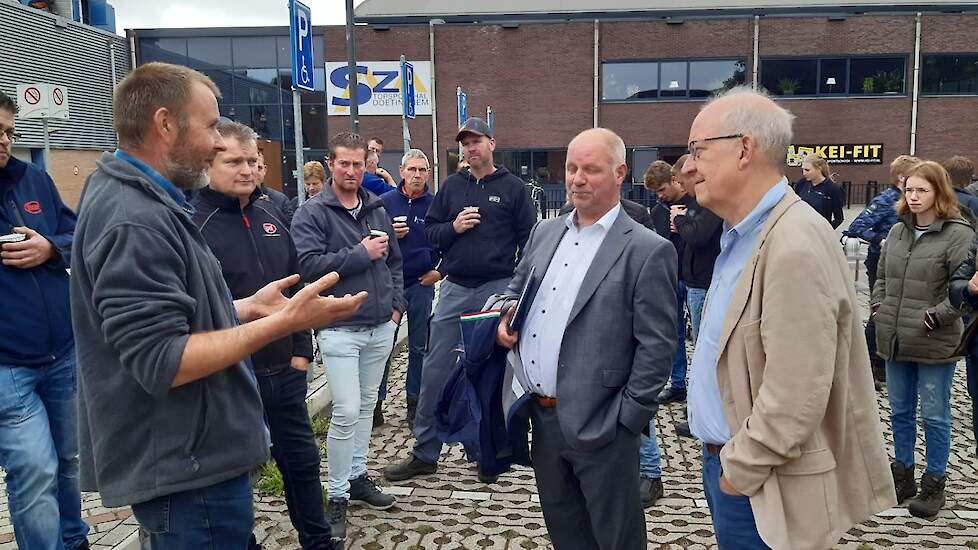 Vleesveehouder Jos Bolk in gesprek met Peter Schrijver (links) en wethouder Frans Langeveld.