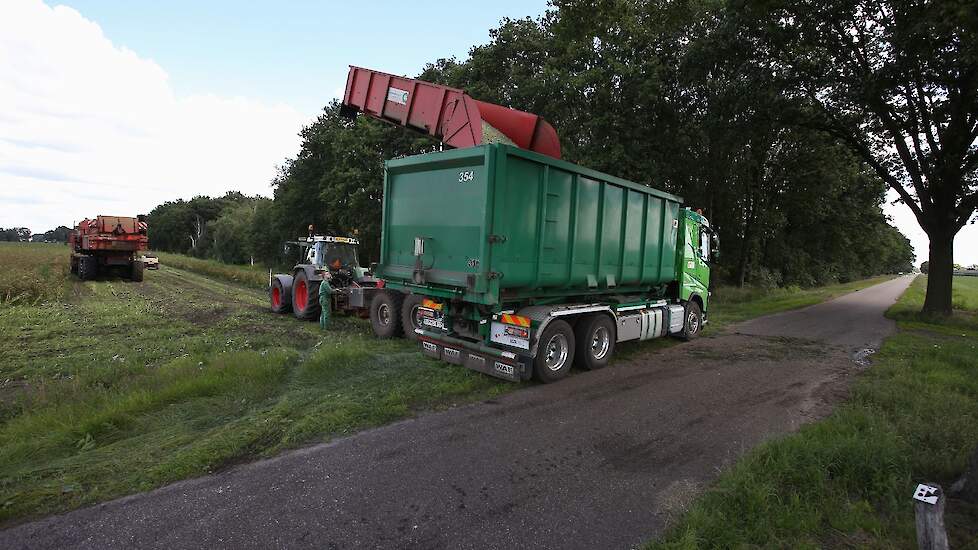 De bonen worden gelost in een container met water. „Dat is tegen het zwart worden van de bonen", vertelt Jan Peeters.