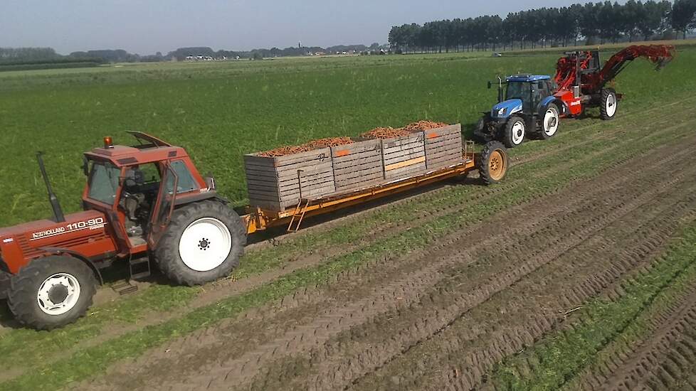 De kistenkar wordt getrokken door een Fiat 110-90.