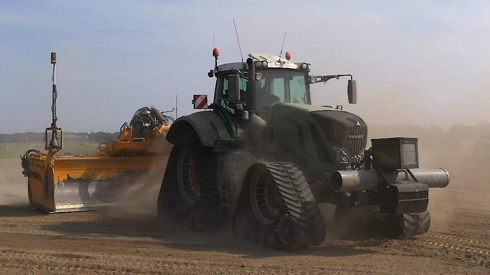 Fendt 936 Vario op rupsen met Bos Combi-kilver aan het kilveren