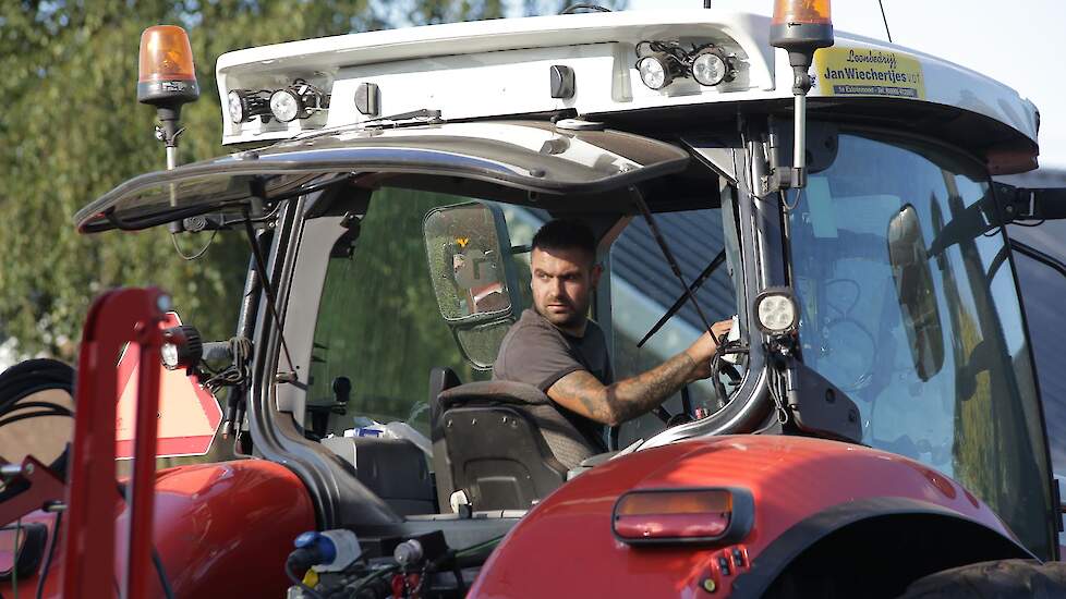 Loonbedrijf Jan Wiechertjes uit 1e Exloërmond rooit de aardappelen bij Mensen. Het bedrijf zette een gloednieuwe Grimme-rooier in.