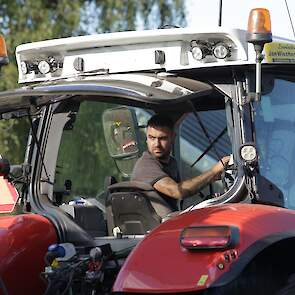 Loonbedrijf Jan Wiechertjes uit 1e Exloërmond rooit de aardappelen bij Mensen. Het bedrijf zette een gloednieuwe Grimme-rooier in.