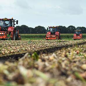 Overigens was het de keuze van de loonwerker om met vier machines aan het werk te gaan. „Omdat we vanwege het weer we niet overal terecht konden. Er werd weer regen voorspeld, dus we wilden graag voor die bui de boel eruit hebben.... en dat is gelukt”, ze