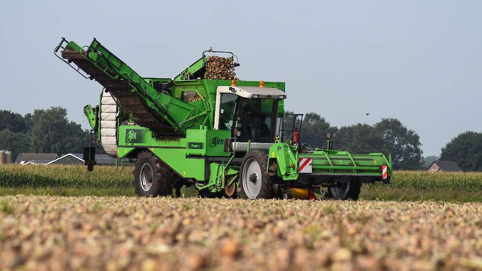 De Drentse akkerbouwer laadt met zijn eigen, (aangepaste) AVR aardappelrooier.