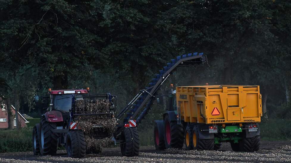 Hier laadt Haaijer in de schemering zijn eigen uien van het ras Vento. De loonwerker teelt zelf 28 hectare uien. Het is het twaalfde seizoen dat hij uien teelt.