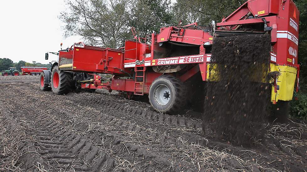 De aardappelen worden gerooid met een getrokken Grimme SE 150-60. Ongeveer 70 procent van het areaal aardappelen van Den Brok is inmiddels uit de grond.