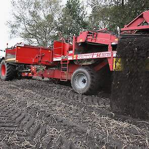 De aardappelen worden gerooid met een getrokken Grimme SE 150-60. Ongeveer 70 procent van het areaal aardappelen van Den Brok is inmiddels uit de grond.