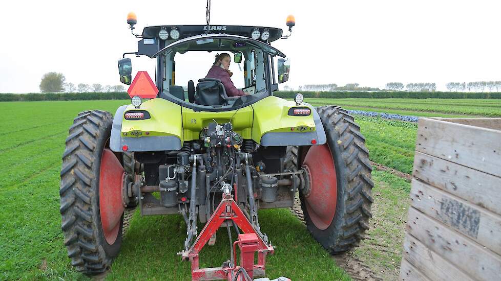 De strokenteelt vraagt om aangepaste machines. Door met vaste rijpaden te werken wordt maar 10 procent van de grond belast. Mosselman hoopt op de andere 90 procent een gezondere bodem over te houden.