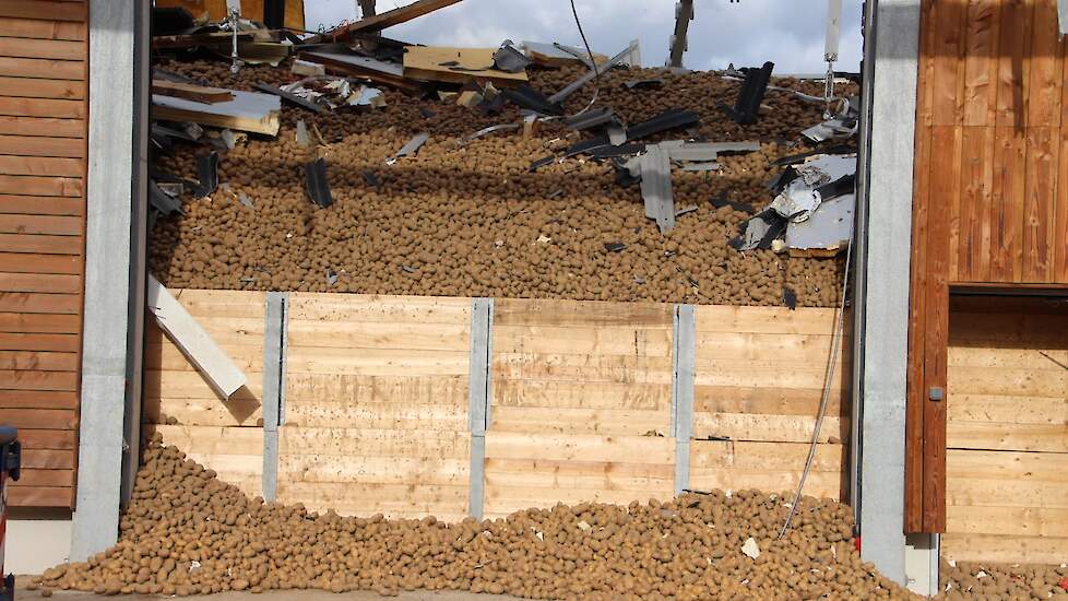 Door de druk zijn aardappelen zelfs over de planken heen geslagen.