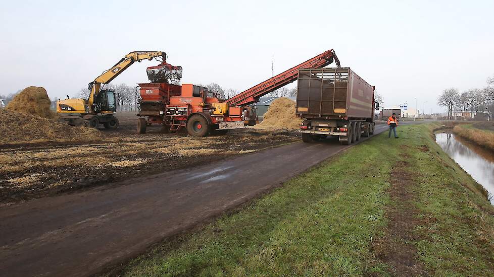 De hoop ligt naast een betonpad, zodat schoon kan worden geladen. De chauffeurs steken hun vrachtwagen achteruit langs de hoop en het laden kan beginnen.