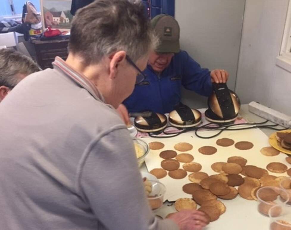 Kniepertjes bakken voor de huisverkoop.