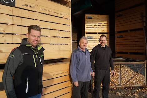 Henk (midden) en Theo (rechts) Schrör hebben samen met hun vrouw/moeder José een akkerbouwbedrijf in Musselkanaal (Gr.). Op 210 hectare verbouwen ze zetmeelaardappelen (50%), suikerbieten (25%), uien en wintertarwe (samen 25%). Ook houden ze 42.000 vleesk