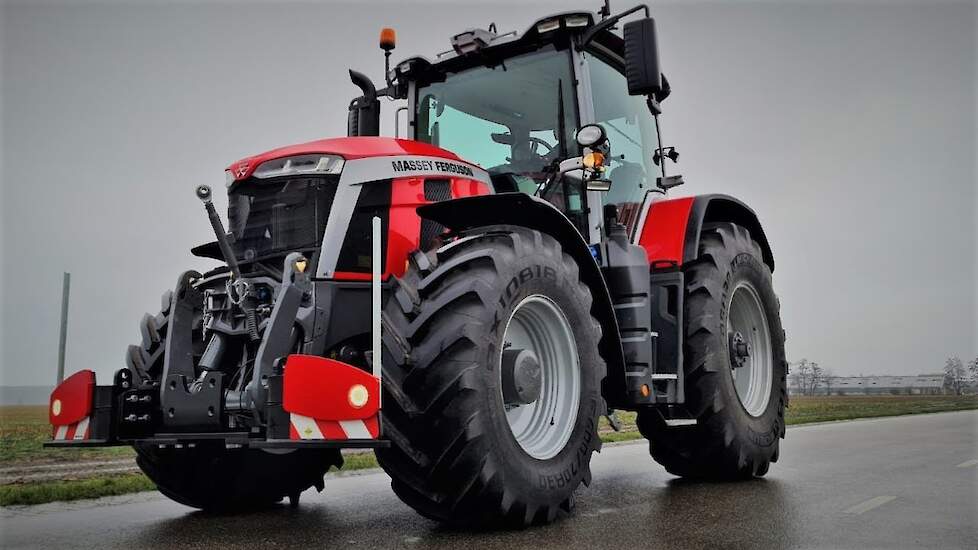 Eerste Massey Ferguson 8S 225 met Agribumper in Nederland bij Rovadi