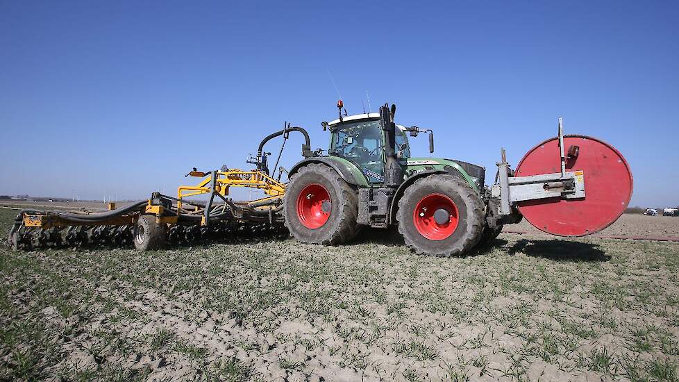 Op de tractor Paulus van Kampen van RVR loonbedrijf.