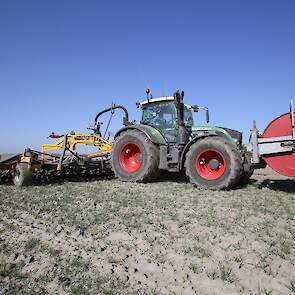 Op de tractor Paulus van Kampen van RVR loonbedrijf.