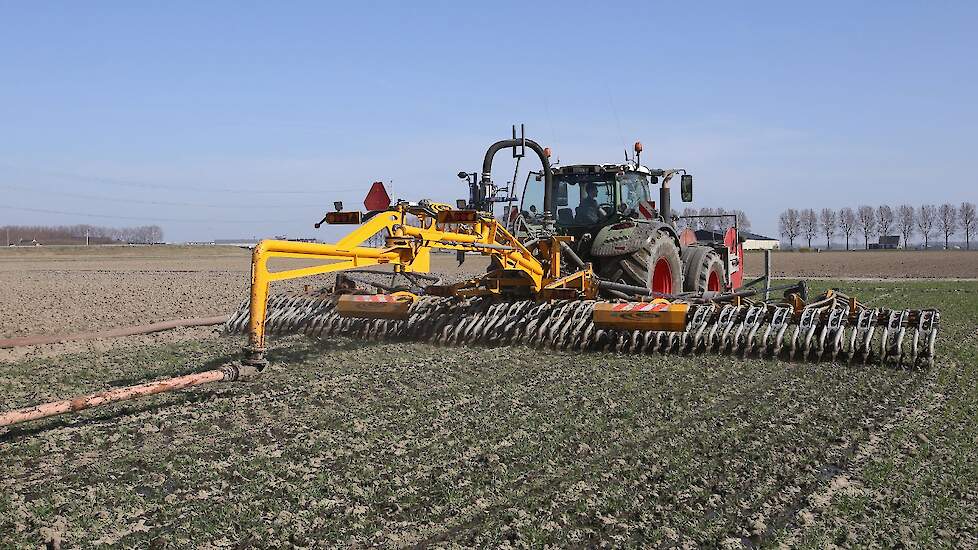 Van Kampen doet het land- en bemestingswerk.