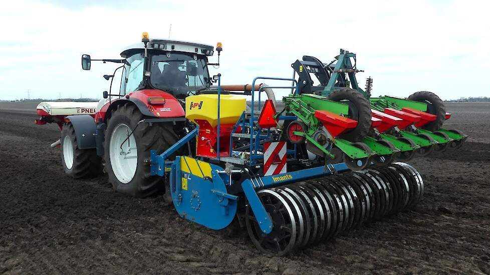 Bietenland bewerken en zaaien. Akkerbouwb. Bruining  Alteveer.