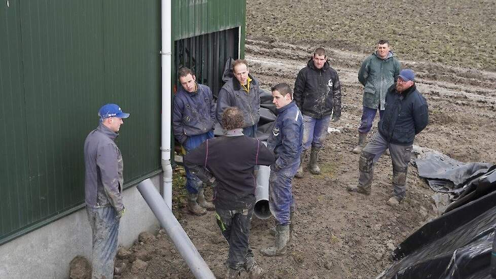 Van 't Hof heeft vandaag 27 mensen opgetrommeld. ,,Familie, vrienden, collega's; bijna allemaal hier uit het dorp of uit de directe omgeving'', vertelt hij. De sfeer is relaxed. En het is voor velen ook een gelegenheid om weer even bij te praten.