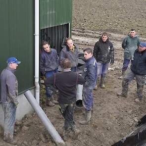 Van 't Hof heeft vandaag 27 mensen opgetrommeld. ,,Familie, vrienden, collega's; bijna allemaal hier uit het dorp of uit de directe omgeving'', vertelt hij. De sfeer is relaxed. En het is voor velen ook een gelegenheid om weer even bij te praten.