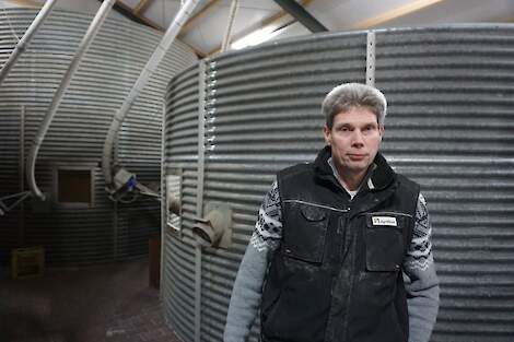 Eddy Veneman heeft samen met zijn vrouw Janny een varkens- en akkerbouwbedrijf in Wierden (Ov.). Hoofdtak is een zeugenhouderij met 800 zeugen. De akkerbouwtak omvat ca. 60 hectare. Hierop wordt zomergerst (24 ha), triticale (12 ha), snijmais (12 ha) en p