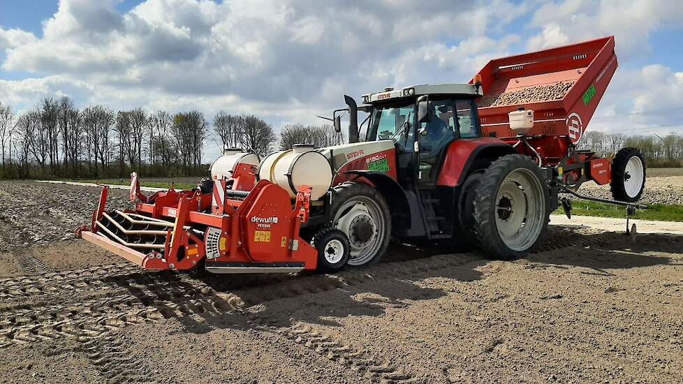 Daarnaast een vierrijige Structural 4000 van Dewulf, getrokken door een Steyr 6150 CVT.