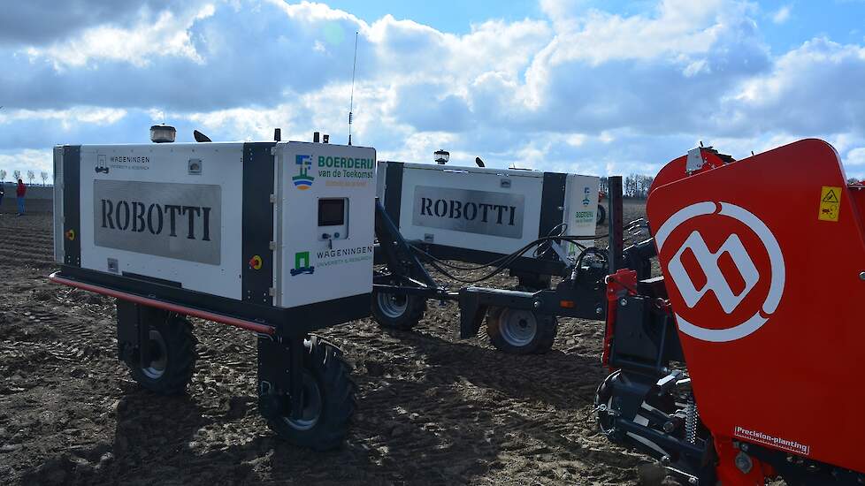 De Robotti weegt 2.800 kg. „Daarmee is dit voertuig al zo’n 4 ton lichter dan een standaard trekker.” De robot heeft 2x 75 pk.