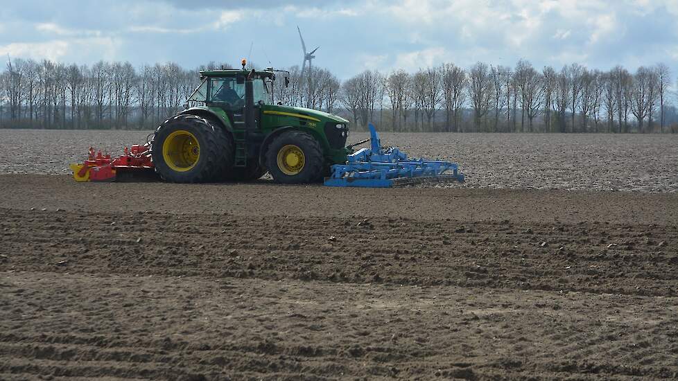 Eind maart is begonnen met het klaarmaken van de veertien aardappeldemovelden op het terrein van PPO Lelystad. Op de demovelden ligt de focus op actuele thema’s en vraagstukken in de aardappelteelt, zoals gewasbescherming, duurzamere of robuuste aardappel