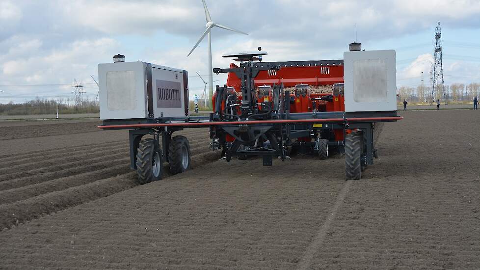 Tijdens PotatoEurope worden de aardappelen op dit veld ook gerooid met behulp van de Robotti. Met welke machine de robot dan het veld in gaat, is nog niet duidelijk. Het moet in ieder geval geen zware machine met een te grote bunker worden, erkent de WUR-