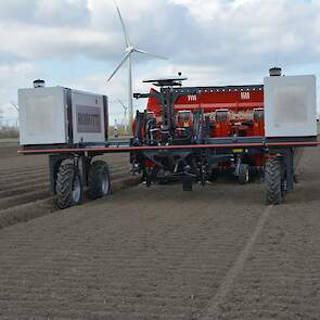 Tijdens PotatoEurope worden de aardappelen op dit veld ook gerooid met behulp van de Robotti. Met welke machine de robot dan het veld in gaat, is nog niet duidelijk. Het moet in ieder geval geen zware machine met een te grote bunker worden, erkent de WUR-