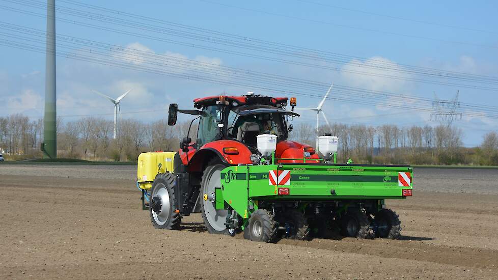 Aan de andere kant van het kavelpad poot een vierrijige Ceres 440 van AVR, getrokken door een Puma CVX 175 van Case IH.