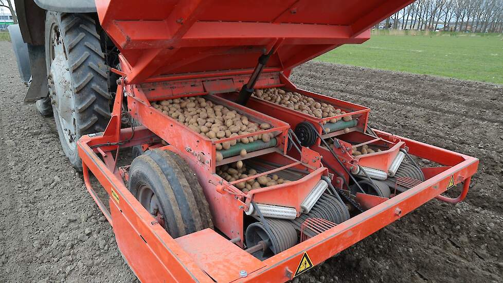 De aardappelen zijn gepoot met een tweerijige Structural.