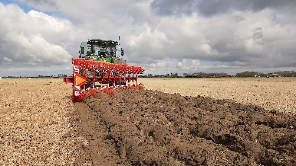 Het thema NKG is gekozen door de participanten binnen UIKC. „Zij hebben hier voor gekozen, omdat ze graag meer met dit thema willen doen.” In deze proef is gekozen voor drie werktuigen: De ekoploeg van Ovlac (foto), de grondschaaf Geohobel van Kramer en d