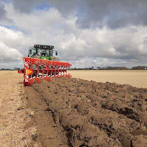 Het thema NKG is gekozen door de participanten binnen UIKC. „Zij hebben hier voor gekozen, omdat ze graag meer met dit thema willen doen.” In deze proef is gekozen voor drie werktuigen: De ekoploeg van Ovlac (foto), de grondschaaf Geohobel van Kramer en d