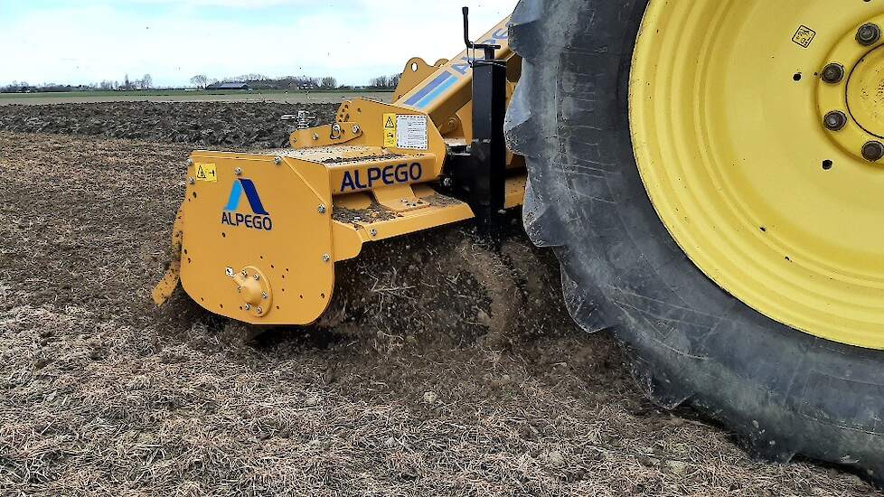 De ekoploeg ploegt 10 tot 12 cm diep, de biofrees van Alpego (foto) en de Geohobel werken op slechts 2 tot 3 cm onder de oppervlakte.